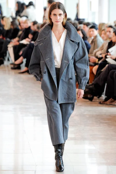 Look 16